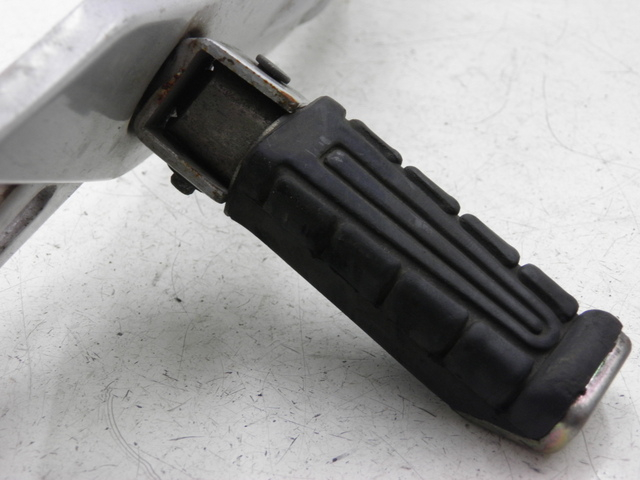 photo de PIASTRA PEDANA POSTERIORE DESTRA YAMAHA YBR CUSTOM 125 (2008 - 2010) - Stato della superficie e materiale