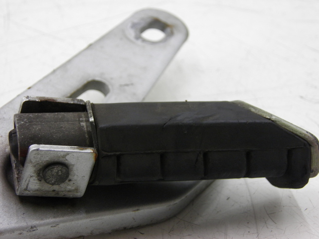 photo de PIASTRA PEDANA POSTERIORE DESTRA YAMAHA YBR CUSTOM 125 (2008 - 2010) - Ricambio usato controllato