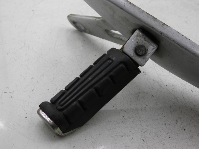 photo de PIASTRA PEDANA POSTERIORE DESTRA YAMAHA YBR CUSTOM 125 (2008 - 2010) - Marcature e riferimenti originali