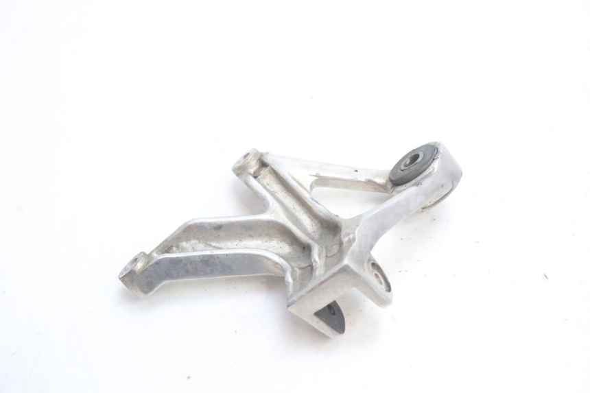 photo de PEDANA POSTERIORE DESTRA SUPPORTO YAMAHA YZF R GENESIS 750 (1993 - 1998) - Altra angolazione
