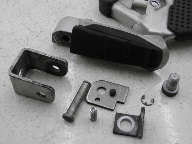 photo de Piastra poggiapiedi posteriore sinistra BMW R RS 1150 (2001 - 2005) - Dettagli dei punti di fissaggio