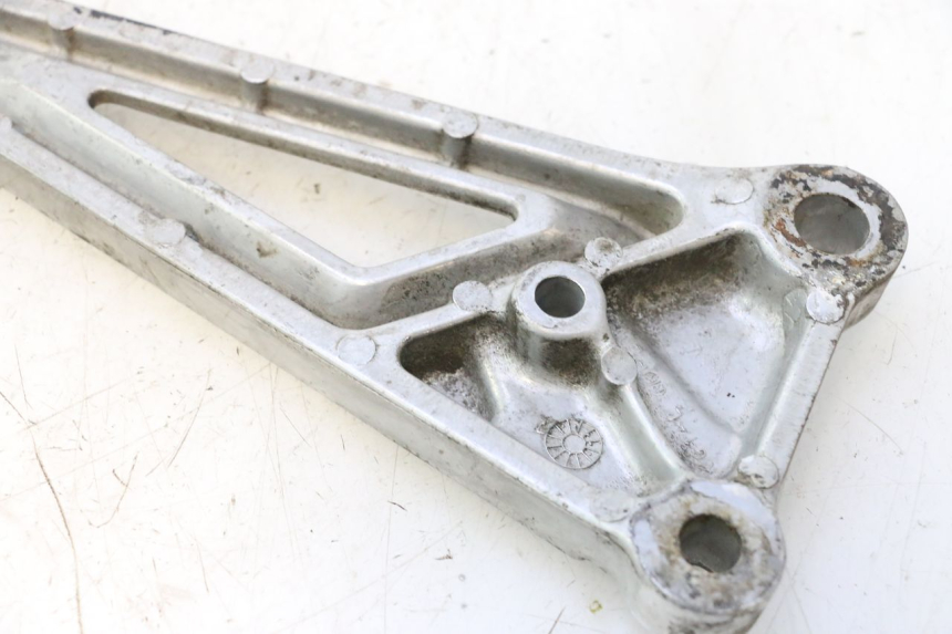 photo de PEDANA POSTERIORE SINISTRA SUPPORTO HONDA CB TWO FIFTY 250 (1991 - 2002) - Dettagli dei punti di fissaggio