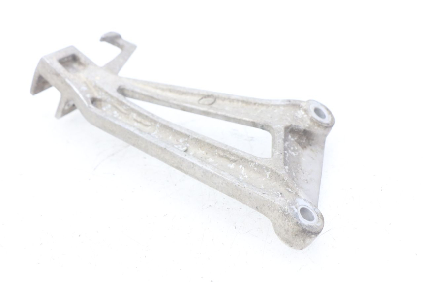 photo de Piastra poggiapiedi posteriore sinistra HONDA CBR R 125 (2003 - 2006) - Dettaglio del componente