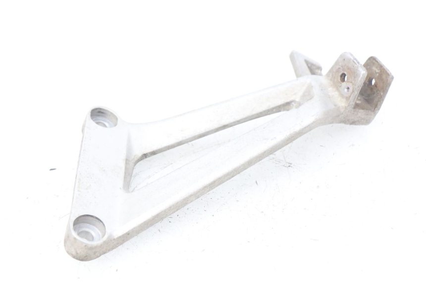 photo de Piastra poggiapiedi posteriore sinistra HONDA CBR R 125 (2003 - 2006) - Altra angolazione