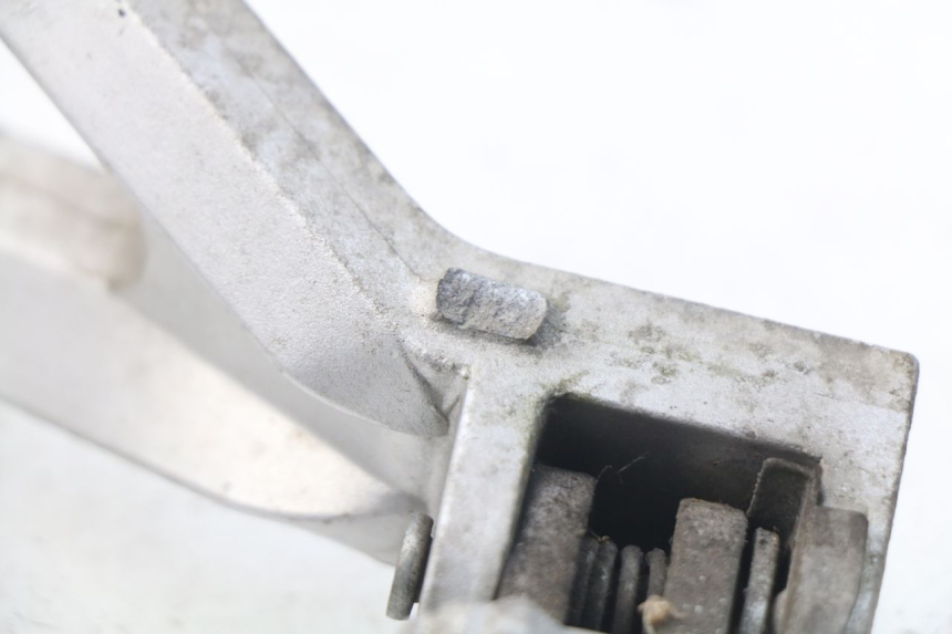 photo de Piastra poggiapiedi posteriore sinistra HYOSUNG COMET GTR 125 (2007 - 2014) - Dettaglio del componente