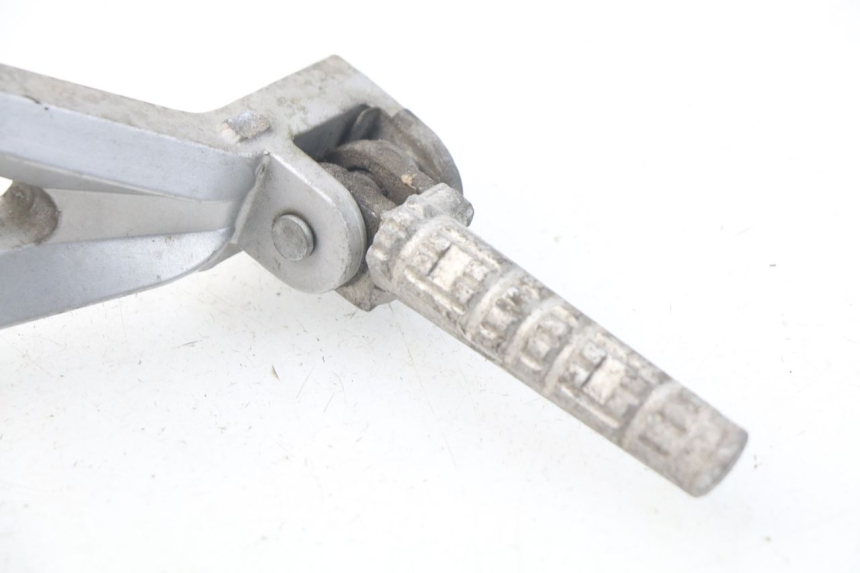 photo de Piastra poggiapiedi posteriore sinistra HYOSUNG COMET GTR 125 (2007 - 2014) - Altra angolazione