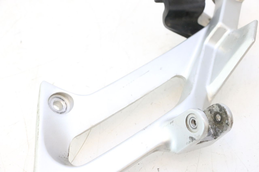 photo de PEDANA POSTERIORE SINISTRA SUPPORTO YAMAHA FJR 1300 (2001 - 2005) - Dettagli dei punti di fissaggio