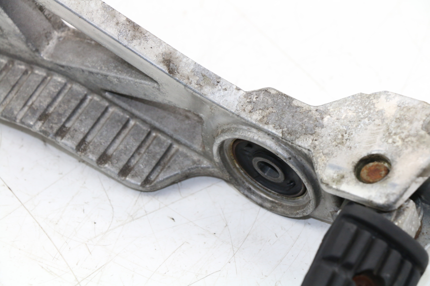 photo de Piastra poggiapiedi posteriore sinistra YAMAHA FZX FAZER 750 (1987 - 1998) - Primo piano ad alta risoluzione