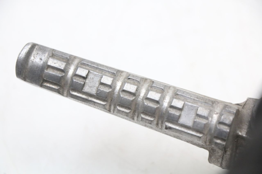 photo de PEDANA POSTERIORE SINISTRA SUPPORTO HYOSUNG GTR 125 (2006 - 2008) - Altra angolazione