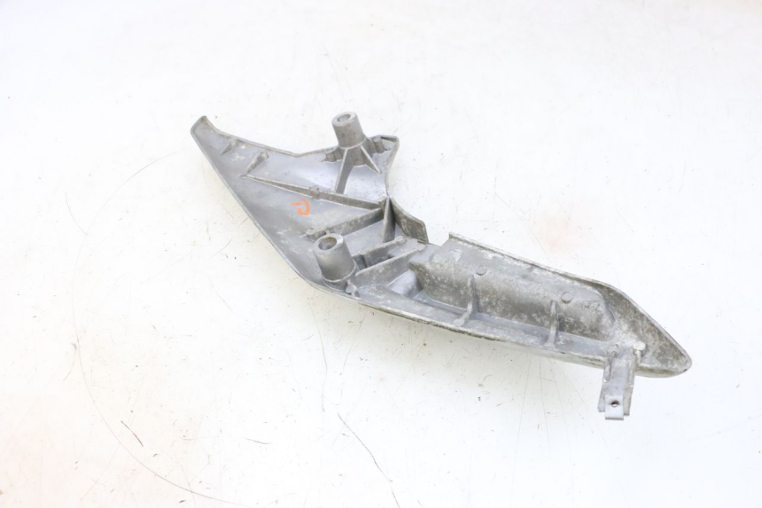 photo de PEDANA POSTERIORE SINISTRA SUPPORTO JM MOTORS GTS 125 (2015 - 2019) - Stato della superficie e materiale