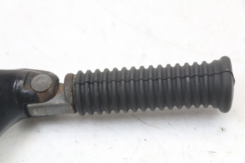 photo de PEDANA POSTERIORE SINISTRA SUPPORTO HARLEY DAVIDSON SPORTSTER XL CUSTOM 883 (1999 - 2006) - Primo piano tecnico