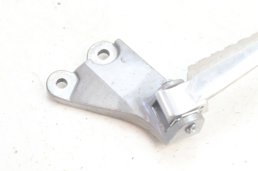 photo de PEDANA POSTERIORE SINISTRA SUPPORTO YAMAHA N-MAX NMAX 125 (2021 - 2024) - Dettaglio del componente