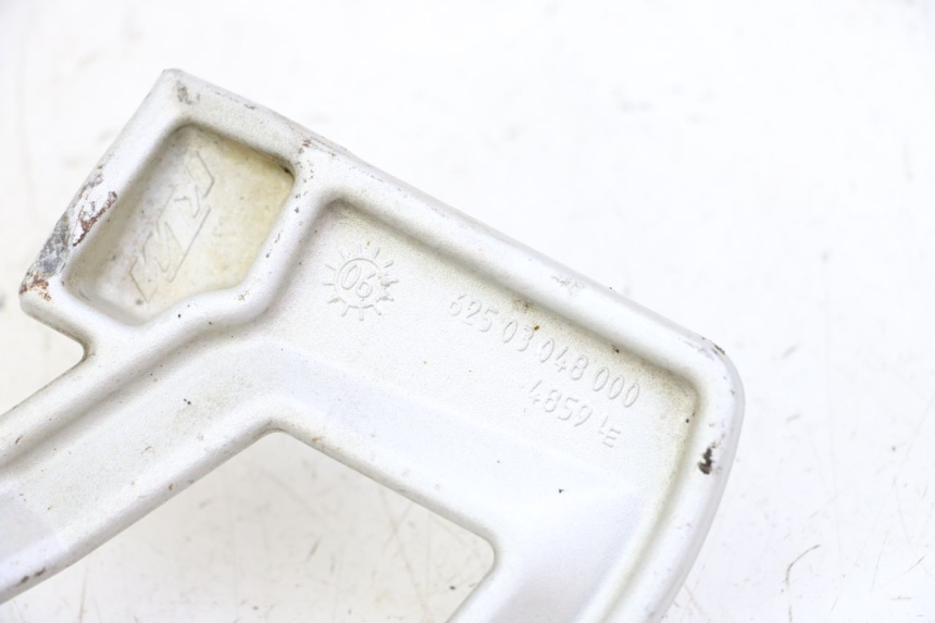 photo de PEDANA POSTERIORE SINISTRA SUPPORTO KTM SUPERENDURO R 950 (2005 - 2009) - Zoom sullo stato d'uso