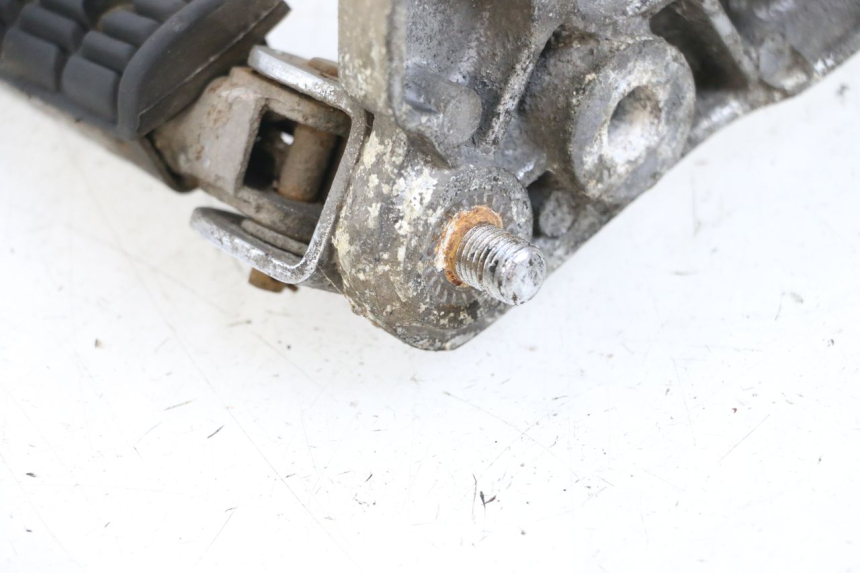 photo de Piastra poggiapiedi posteriore sinistra YAMAHA XJ F 900 (1983 - 1994) - Primo piano tecnico