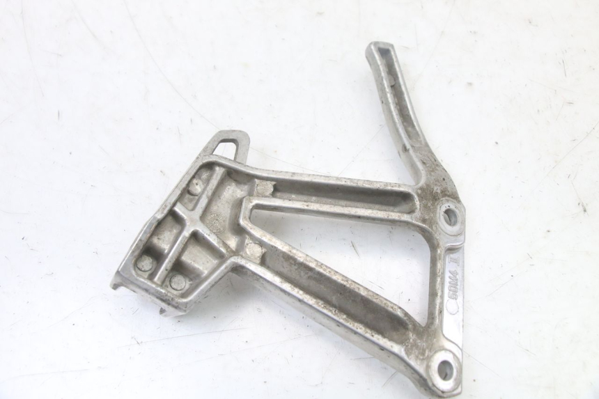 photo de PEDANA POSTERIORE SINISTRA SUPPORTO YAMAHA FZS FAZER 600 (2001 - 2003) - Primo piano tecnico