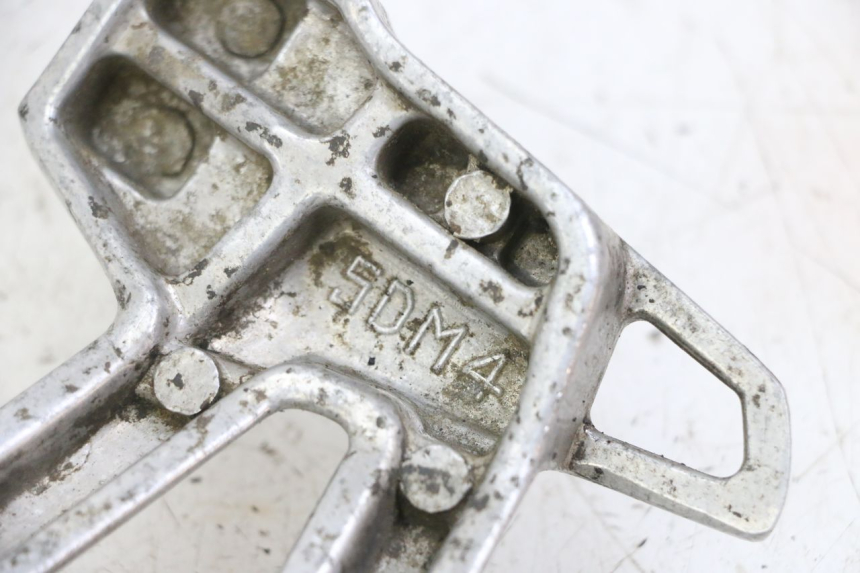 photo de PEDANA POSTERIORE SINISTRA SUPPORTO YAMAHA FZS FAZER 600 (2001 - 2003) - Dettaglio del componente