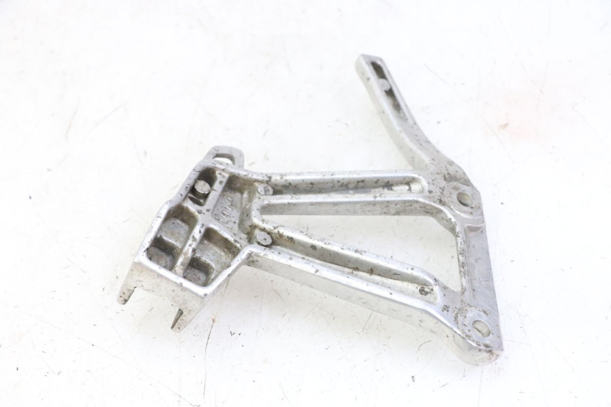 photo de PEDANA POSTERIORE SINISTRA SUPPORTO YAMAHA FZS FAZER 600 (2001 - 2003) - Altra angolazione