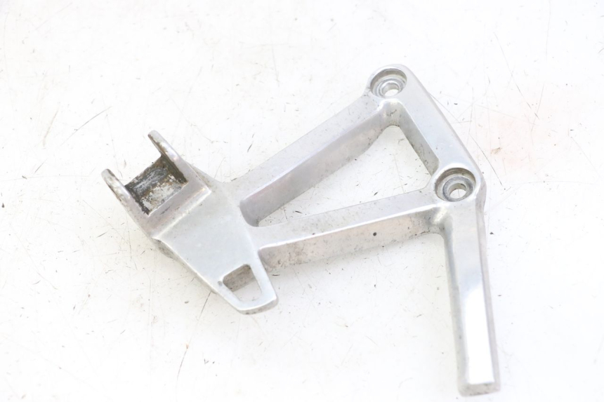 photo de PEDANA POSTERIORE SINISTRA SUPPORTO YAMAHA FZS FAZER 600 (2001 - 2003) - Primo piano tecnico
