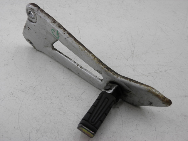 photo de Piastra poggiapiedi posteriore sinistra YAMAHA YBR 125 (2004 - 2006) - Vista principale