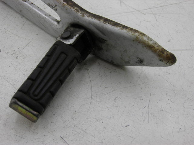 photo de Piastra poggiapiedi posteriore sinistra YAMAHA YBR 125 (2004 - 2006) - Zoom sullo stato d'uso