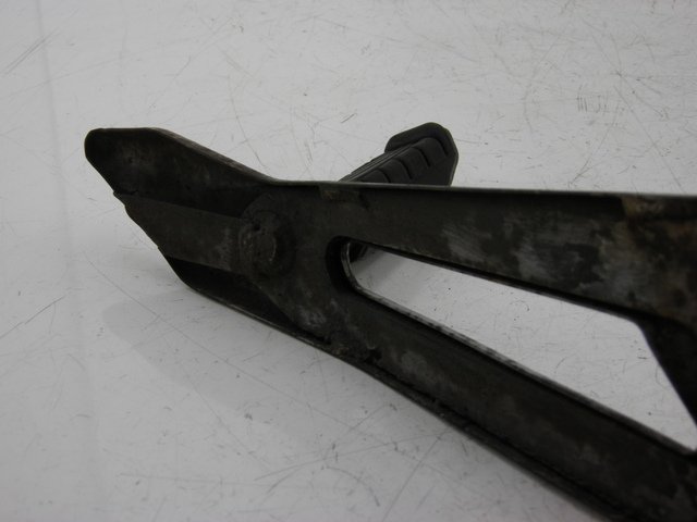 photo de Piastra poggiapiedi posteriore sinistra YAMAHA YBR 125 (2004 - 2006) - Primo piano tecnico