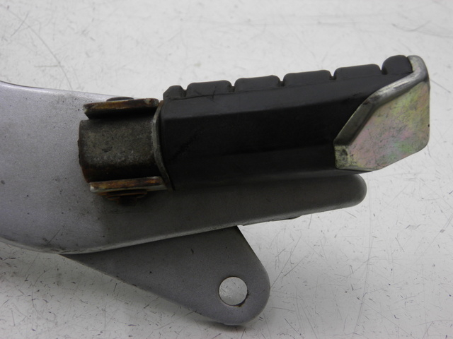 photo de Piastra poggiapiedi posteriore sinistra YAMAHA YBR CUSTOM 125 (2008 - 2010) - Altra angolazione