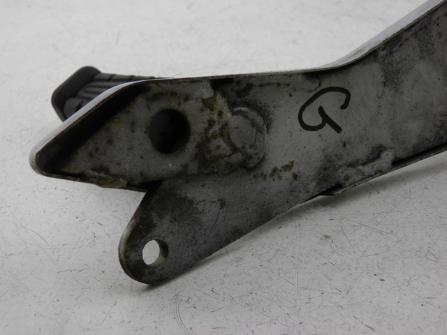 photo de Piastra poggiapiedi posteriore sinistra YAMAHA YBR CUSTOM 125 (2008 - 2010) - Primo piano tecnico