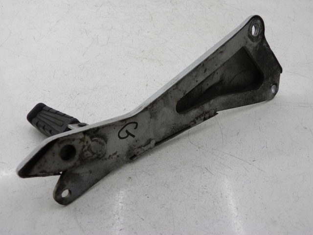 photo de Piastra poggiapiedi posteriore sinistra YAMAHA YBR CUSTOM 125 (2008 - 2010) - Dettagli dei punti di fissaggio