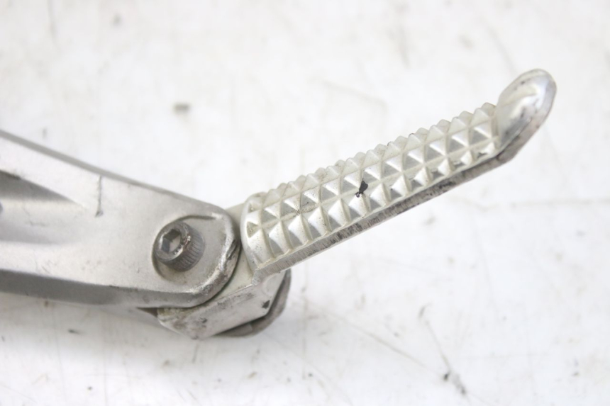 photo de PIASTRA PEDANA POSTERIORE SINISTRA YAMAHA YZF R1 1000 (2007 - 2008) - Dettaglio del componente