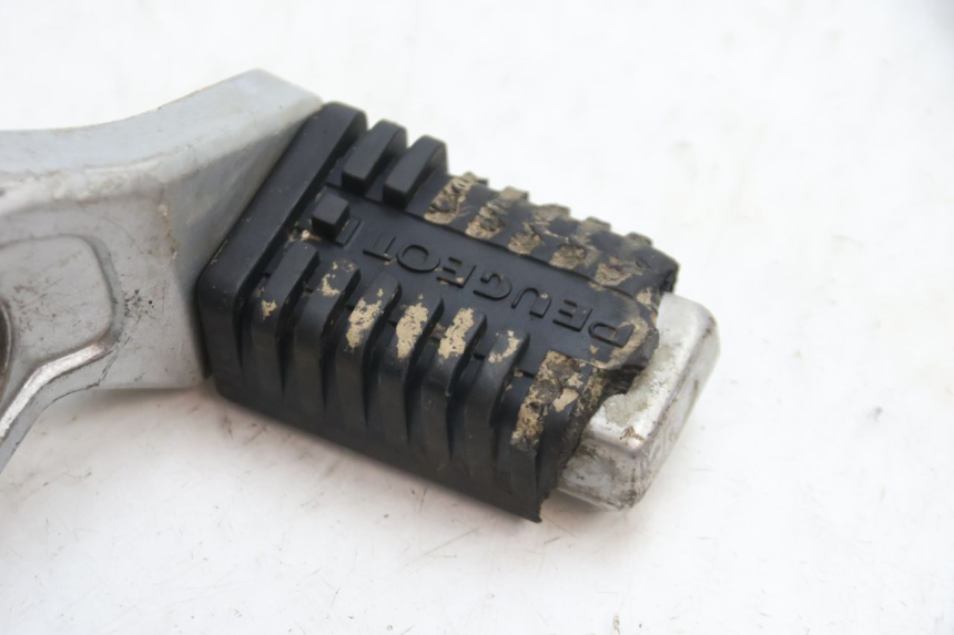 photo de PEDANA ANTERIORE DESTRA SUPPORTO PEUGEOT 103 SPX CLIP 50 (1989 - 1992) - Zoom sullo stato d'uso