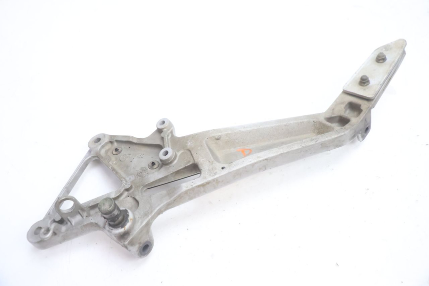 photo de PEDANA ANTERIORE DESTRA SUPPORTO HONDA CB F HORNET 600 (2005 - 2006) - Primo piano tecnico