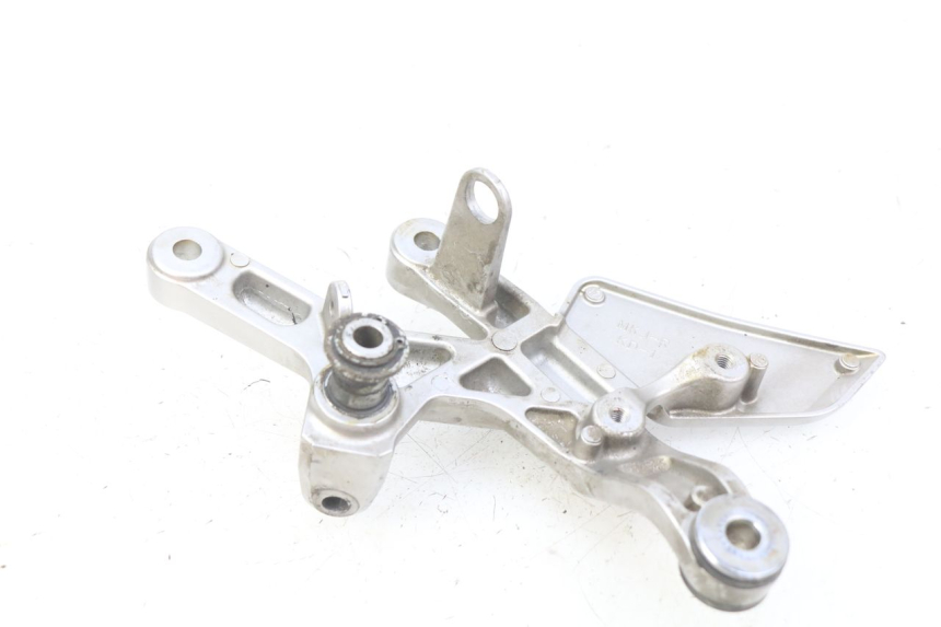 photo de PIASTRA PEDANA ANTERIORE DESTRA HONDA CB R 1000 (2018 - 2023) - Zoom sullo stato d'uso