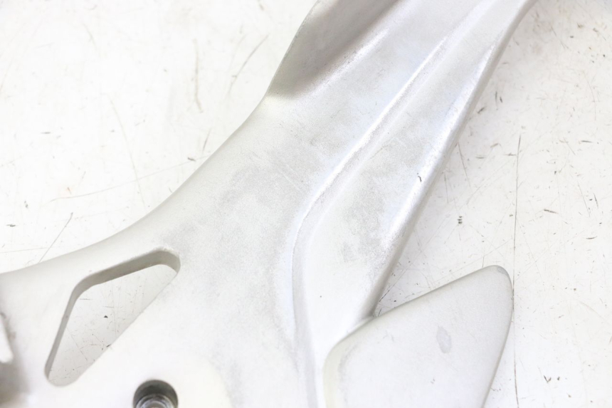 photo de PIASTRA DI SUPPORTO PEDALE ANTERIORE DESTRO HONDA CBF 500 (2004 - 2007) - Altra vista dell'articolo