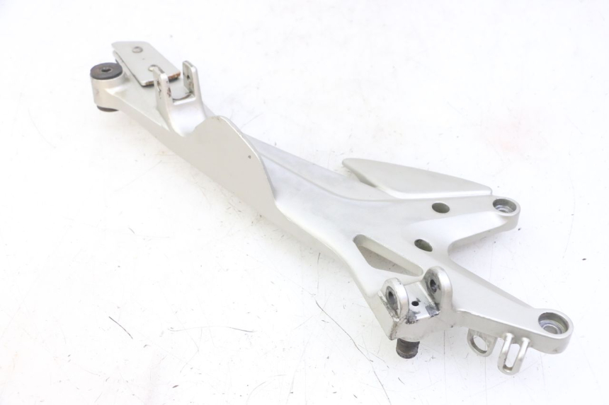 photo de PIASTRA DI SUPPORTO PEDALE ANTERIORE DESTRO HONDA CBF 500 (2004 - 2007) - Caratteristiche distintive