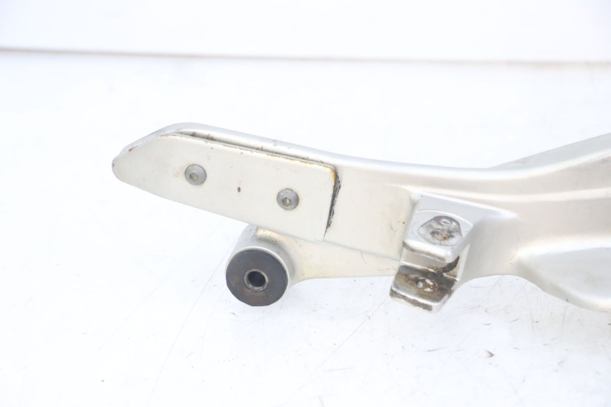 photo de PIASTRA DI SUPPORTO PEDALE ANTERIORE DESTRO HONDA CBF 500 (2004 - 2007) - Zoom sui componenti