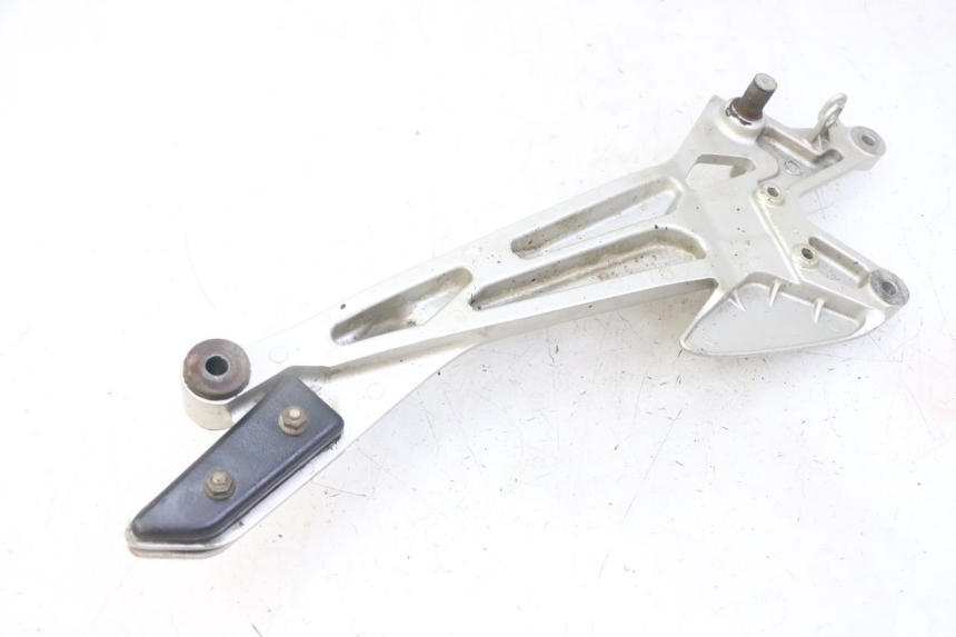 photo de PIASTRA DI SUPPORTO PEDALE ANTERIORE DESTRO HONDA CBF 500 (2004 - 2007) - Altra angolazione