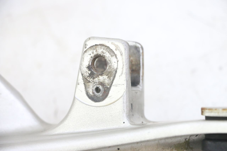 photo de PIASTRA DI SUPPORTO PEDALE ANTERIORE DESTRO HONDA CBF 500 (2004 - 2007) - Dettagli dei punti di fissaggio