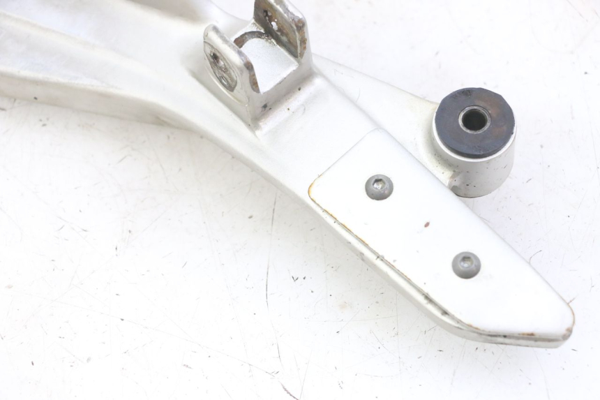 photo de PIASTRA DI SUPPORTO PEDALE ANTERIORE DESTRO HONDA CBF 500 (2004 - 2007) - Ricambio usato controllato