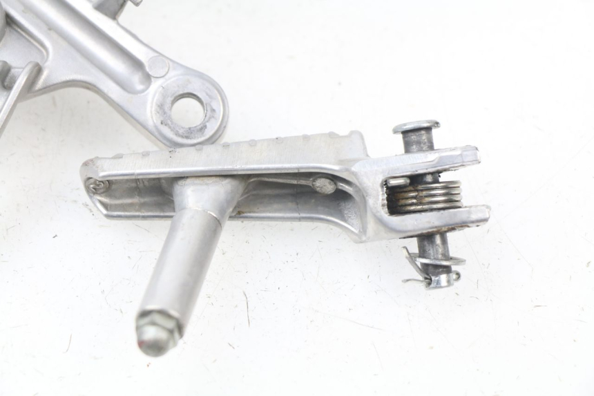 photo de PEDANA ANTERIORE DESTRA SUPPORTO HONDA CBR RR FIREBLADE 1000 (2006 - 2007) - Zoom sullo stato d'uso