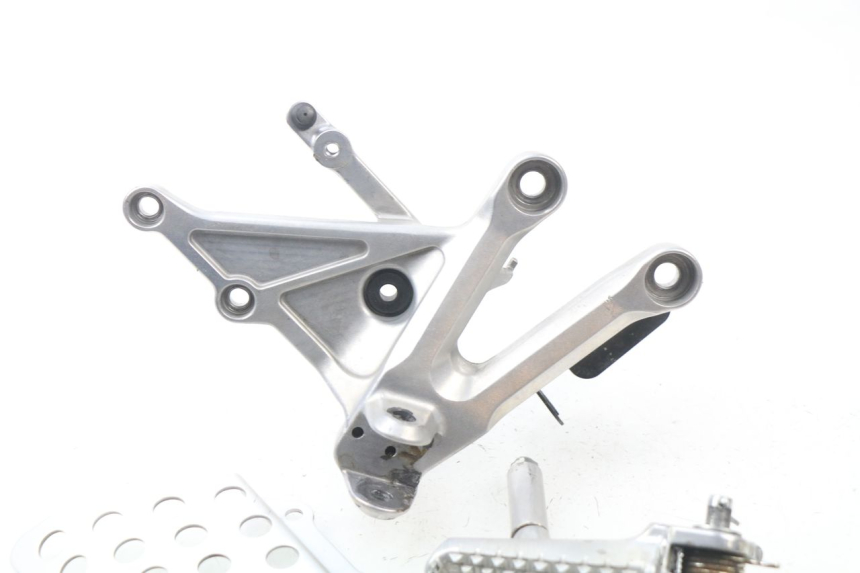 photo de PEDANA ANTERIORE DESTRA SUPPORTO HONDA CBR RR FIREBLADE 1000 (2006 - 2007) - Primo piano tecnico