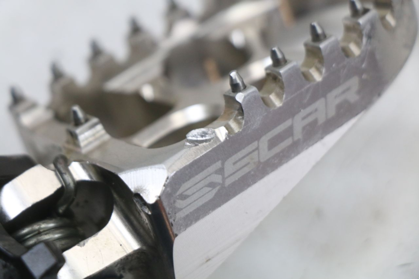 photo de PEDANA ANTERIORE DESTRA SUPPORTO HONDA CRF R 250 (2020 - 2021) - Primo piano tecnico