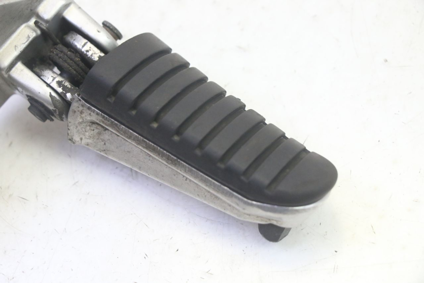 photo de PEDANA ANTERIORE DESTRA SUPPORTO SUZUKI DL V STROM 1000 (2002 - 2007) - Zoom sullo stato d'uso