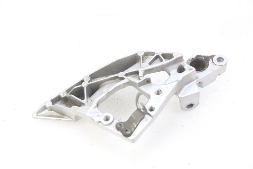 photo de PIASTRA DI SUPPORTO PEDALE ANTERIORE DESTRO YAMAHA FJR ABS 1300 (2016 - 2020) - Dettaglio del componente