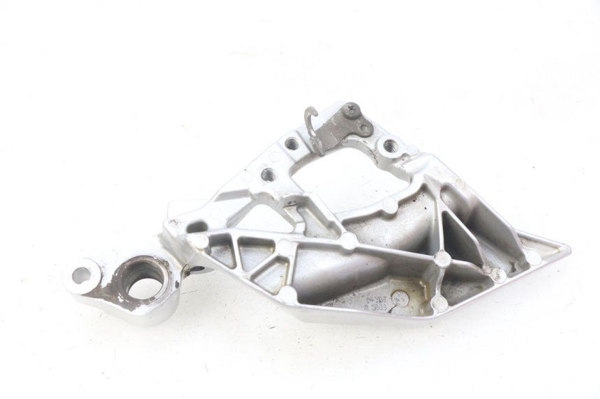 photo de PIASTRA DI SUPPORTO PEDALE ANTERIORE DESTRO YAMAHA FJR ABS 1300 (2016 - 2020) - Zoom sullo stato d'uso