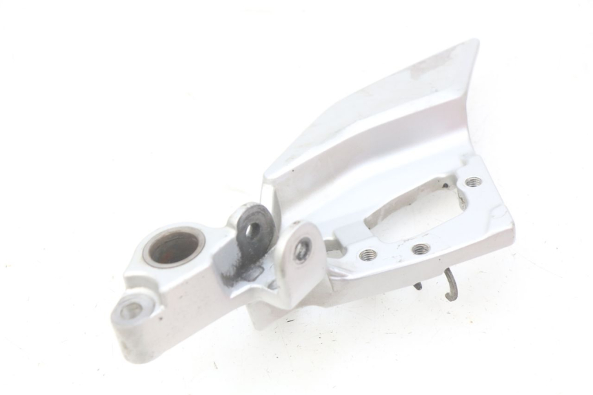 photo de PIASTRA DI SUPPORTO PEDALE ANTERIORE DESTRO YAMAHA FJR ABS 1300 (2016 - 2020) - Altra angolazione