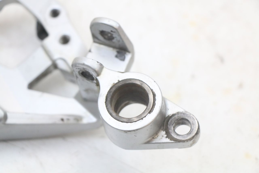 photo de PIASTRA PEDANA ANTERIORE DESTRA YAMAHA FJR ABS 1300 (2006 - 2012) - Dettagli dei punti di fissaggio