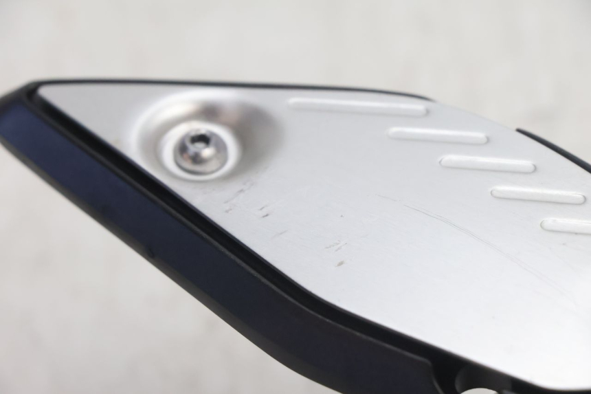 photo de PIASTRA PEDANA ANTERIORE DESTRA YAMAHA FZ8 800 (2010 - 2016) - Zoom sullo stato d'uso