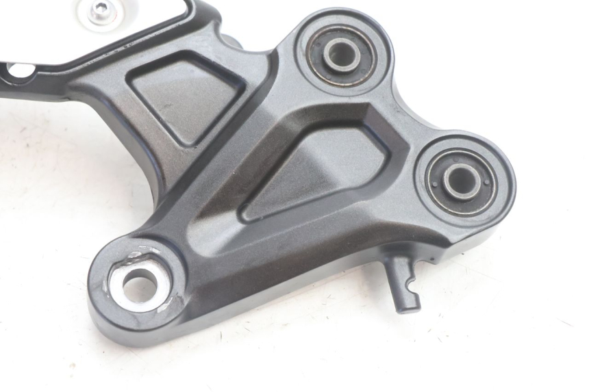 photo de PIASTRA PEDANA ANTERIORE DESTRA YAMAHA FZ8 800 (2010 - 2016) - Altra angolazione