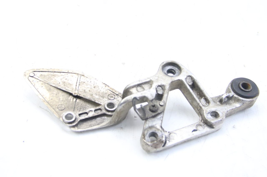 photo de PIASTRA DI SUPPORTO PEDALE ANTERIORE DESTRO YAMAHA FZS FAZER 600 (2001 - 2003) - Dettaglio del componente