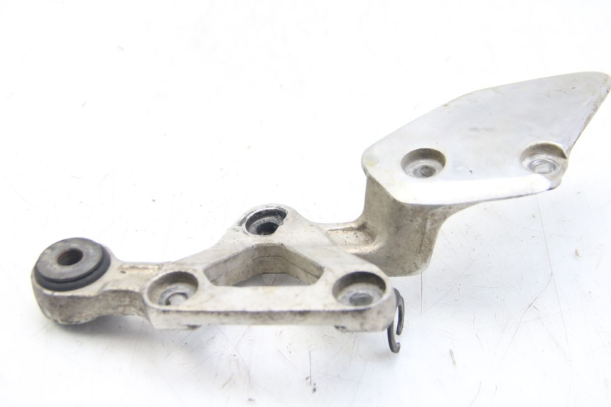 photo de PIASTRA DI SUPPORTO PEDALE ANTERIORE DESTRO YAMAHA FZS FAZER 600 (2001 - 2003) - Altra angolazione